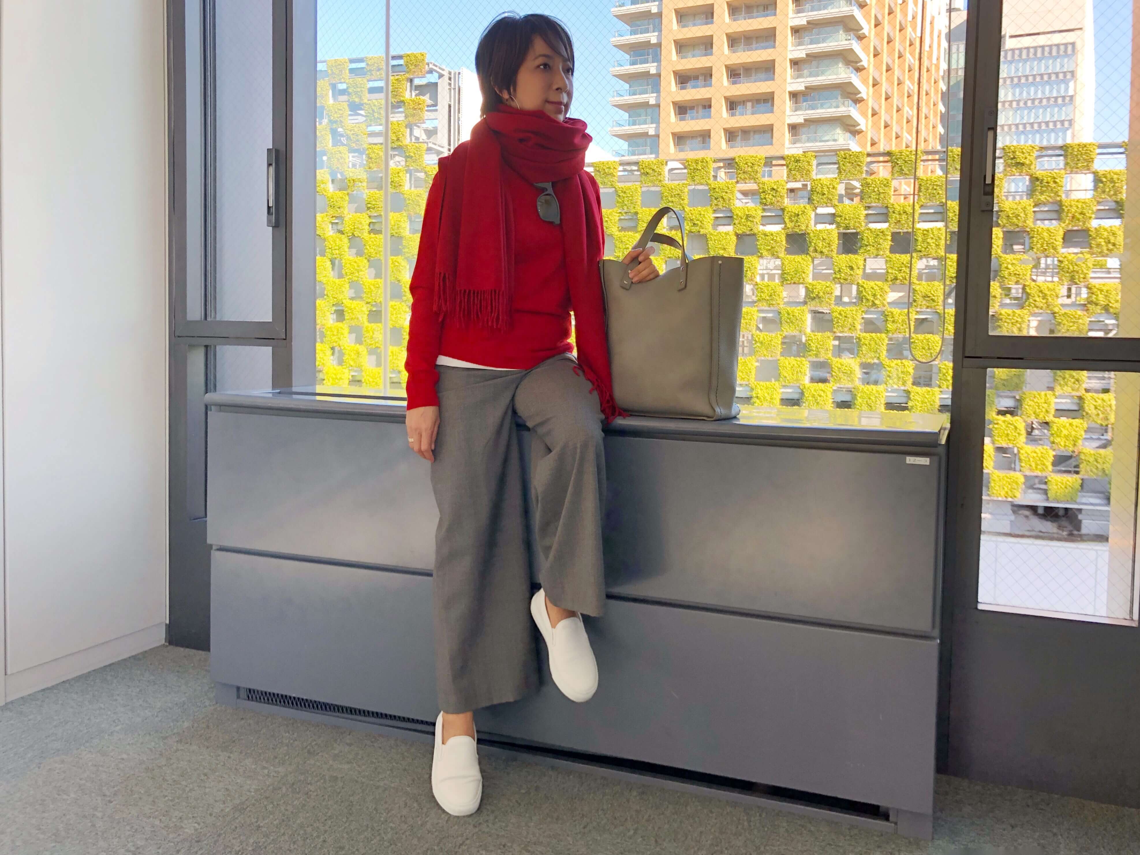 パンツはワイドのストーレートで、快適なウエストゴム仕様。そのリラックス感がスニーカーとも好相性に。ニット/ユニクロ パンツ/セオリー サングラス/ポラロイド バッグ/フォンタナ ミラノ 1915 靴/Amb