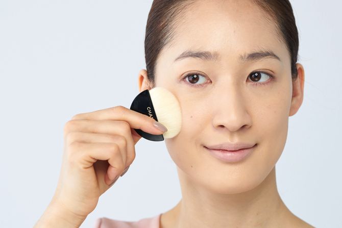 フェイスパウダーをうっすらとはたくようにオン。