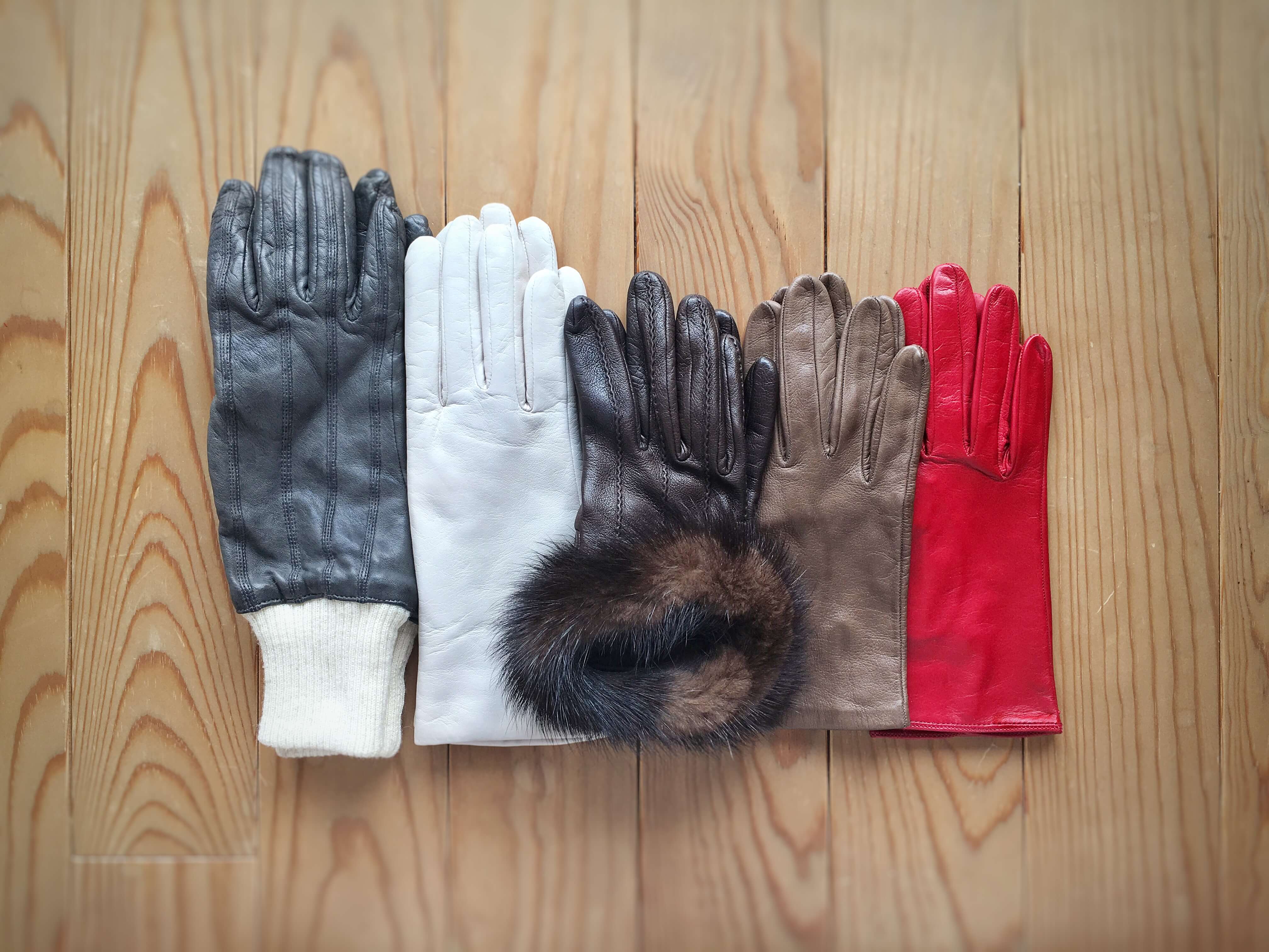 愛用の手袋たち。白・グレージュ・赤はSermoneta gloves、グレーとファーが付いたブラウンは百貨店で購入したもの。服ほどサイズに困らないストールや手袋などの冬小物は、百貨店のセールで買うことも多いものです。