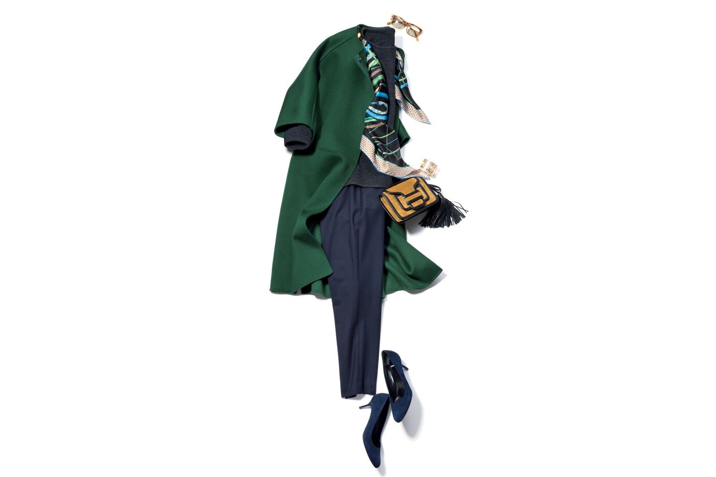 パンツ(theory luxe)、コート(ドゥロワー 梅田店)、トップス(ロンハーマン)、眼鏡(モスコットトウキョウ〈モスコット〉)、スカーフ(エルメスジャポン)、バングル(ブシュロンカスタマーサービス)、バッグ・靴(ピエールアルディ 東京) 撮影/坂根綾子 BY :『Precious11月号』小学館、2017年