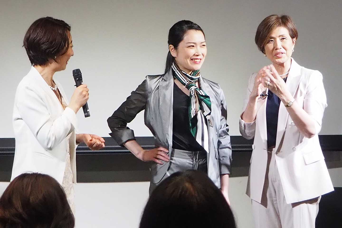 この日の衣装はすべて「wb」のもの。マニッシュな形状記憶スーツにも、スカーフでこなれ感をプラス
