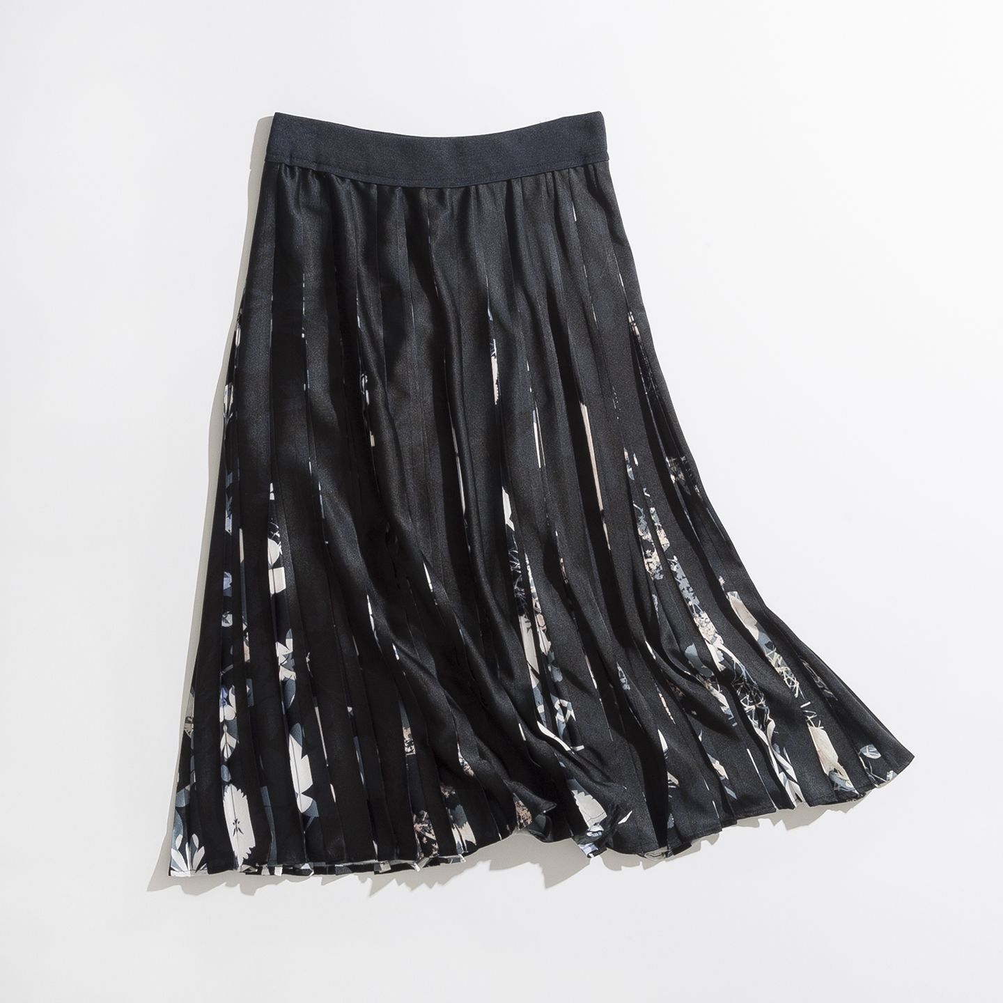 スカート¥199,000(三喜商事〈アニオナ〉)
