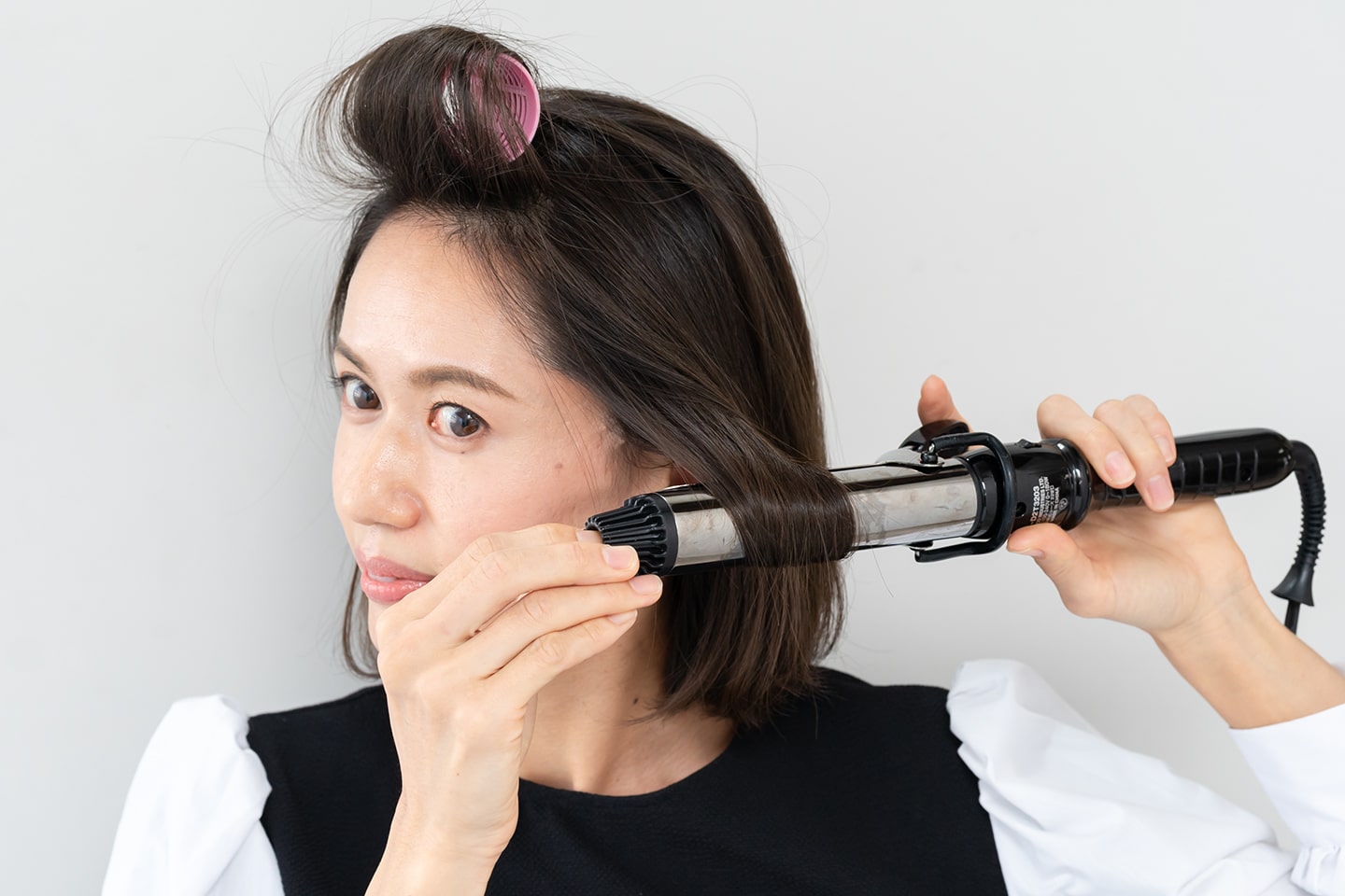 前髪のカーラーはそのままで、ほぼ毛先だけ内巻きにする。