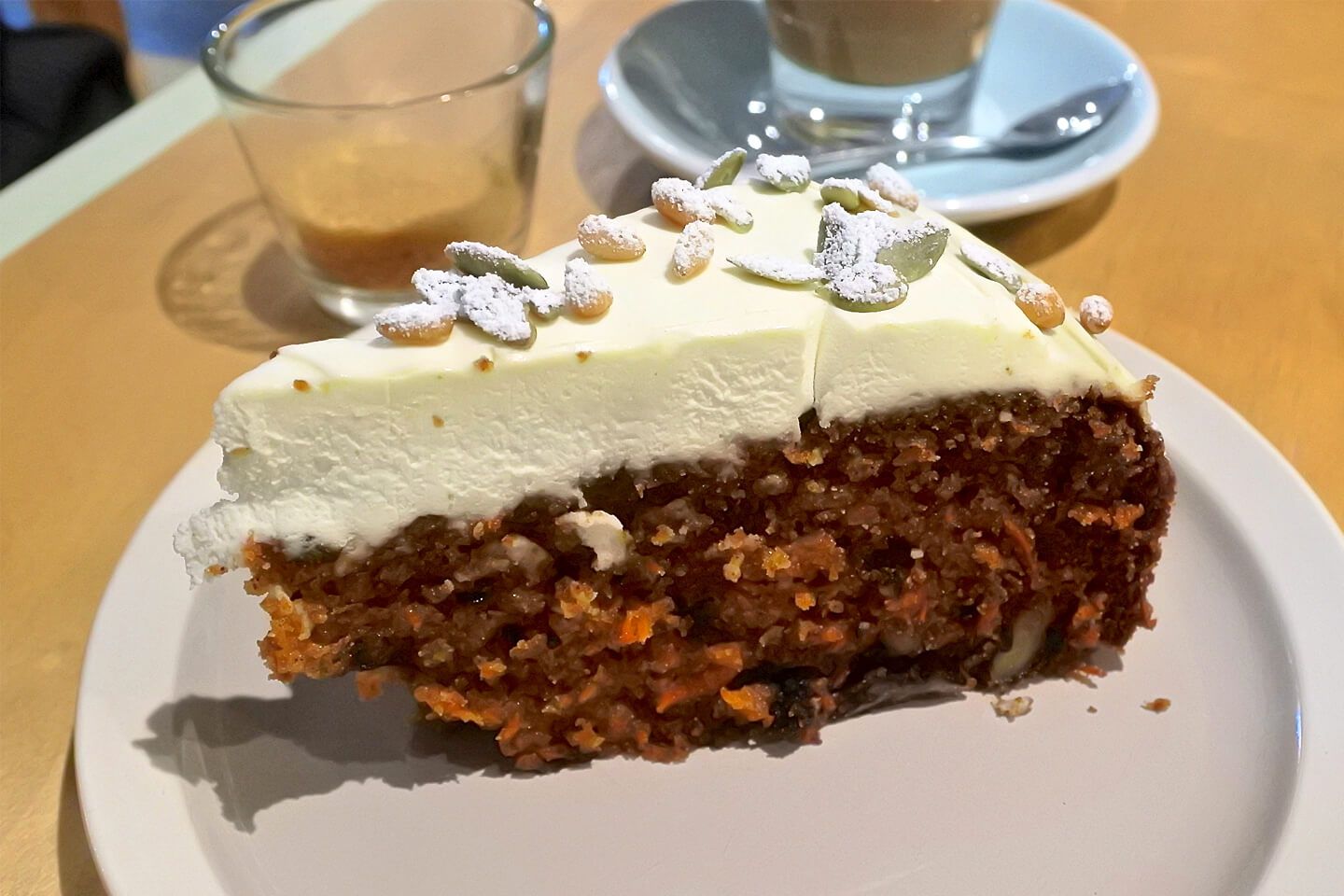 5-1:ロンドン北部のトレンディ・エリアにある「Curator's Coffee Newington Green」。「先日いただいたキャロット・ケーキ。クリームチーズのフロストがとてもおいしかったです」(江國さん)