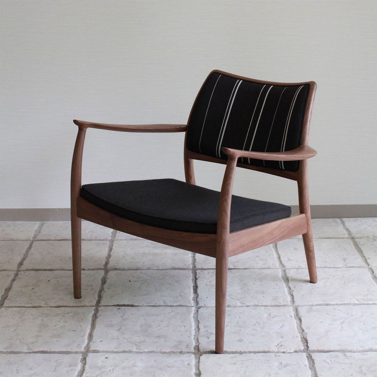 「イージーチェア」ファブリック¥270,000~ 、レザー¥285,000【サイズ:W690×D720×H720×SH380mm】
