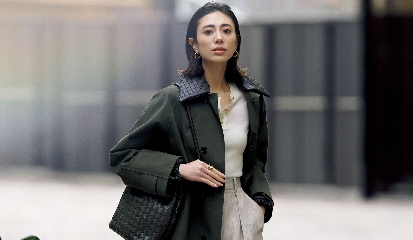 「ボッテガ・ヴェネタ」のアウター、ニット、パンツを着用したモデルの土屋巴瑞季さん