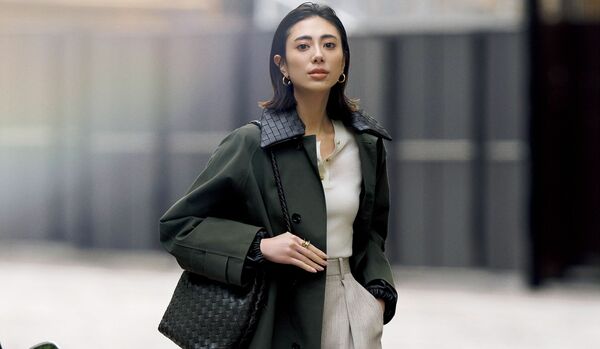 3/17 Tue|イントレチャートの襟が個性的な「ボッテガ・ヴェネタ」のアウターが、春スタイルを洒脱に【365日コーディネート】