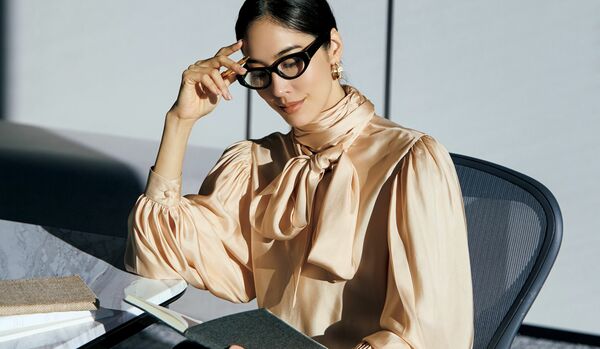 まるでクチュールアイテムのような華麗な「グッチ」のブラウスを纏い、ワーキングスタイルに大人の余裕を