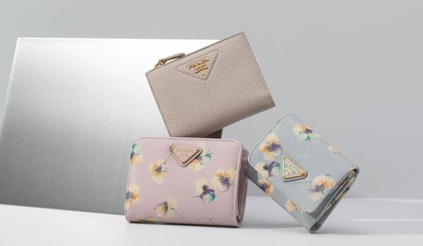 品格を日常に！「プラダ」の本命財布｜ほんのりスウィートな表情に心が華やぐ人気モデルの日本限定デザイン