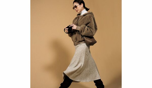 足元から底冷えする“冬旅”の「スカート派」コーディネート|柔らかなブーツが似合う膝下丈のフレアスカートで