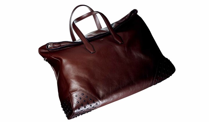 開口部は容量に合わせて折りたたみ調節できるから、多彩なシーンで使える。肩がけも可能な、絶妙な長さのハンドルもうれしい。［名品データ］●モデル名：『エンベロープバッグ』 ●素材：カーフ ●サイズ：縦36×横60×マチ20cm ●色展開：写真のブラウンのほか、バケッタ（ヌメ革）もあり ●サイズ展開：ひと回り小さいサイズ（縦30×横46×マチ19cm）もあり ●その他：取り外し可能なショルダーストラップ付き ￥283,000（トッズ・ジャパン）※税抜、参考価格