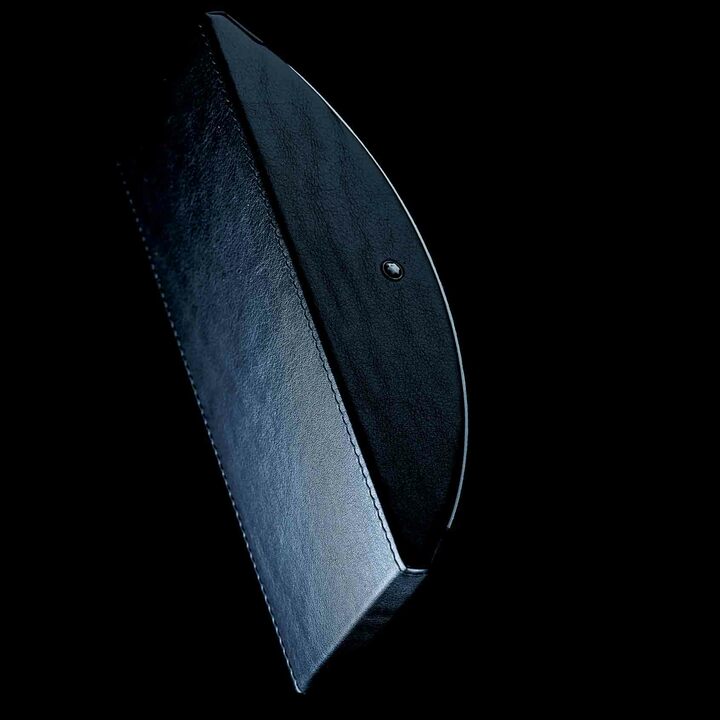 ●『インクブロッター』￥61,000革製品の品質の高さでも認められているモンブラン。このインクブロッターは、イタリアの革製品産業の中心地であるフィレンツェにある自社のレザーセンターで、丹念につくられている。交換用吸い取り紙がセット。［長さ175×幅70×厚み45mm］（モンブラン コンタクトセンター）