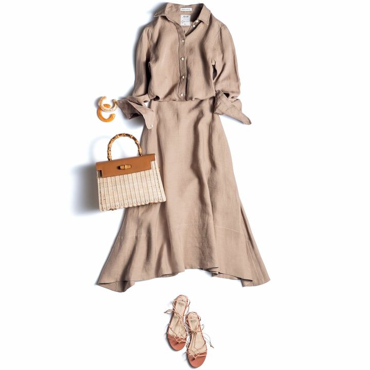 シャツ￥42,000・スカート￥48,000（マディソンブルー）、バングル［オレンジ］￥17,000・［白］￥17,000（エスケーパーズ〈リジー フォルトゥナート〉）、バッグ￥55,000（TOMORROWLAND〈TOMMASO CANDRIA〉）、靴￥83,000（ブルーベル・ジャパン〈フランチェスコ ルッソ〉）