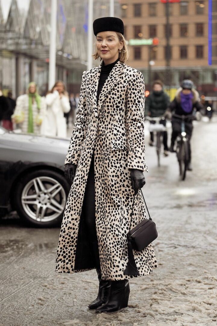 くびれたコートなら、まるでドレスのような見た目に。