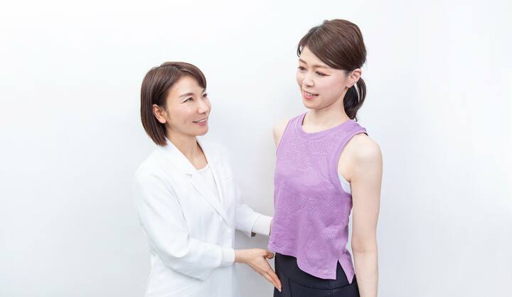 椅子に左脚の膝をのせる