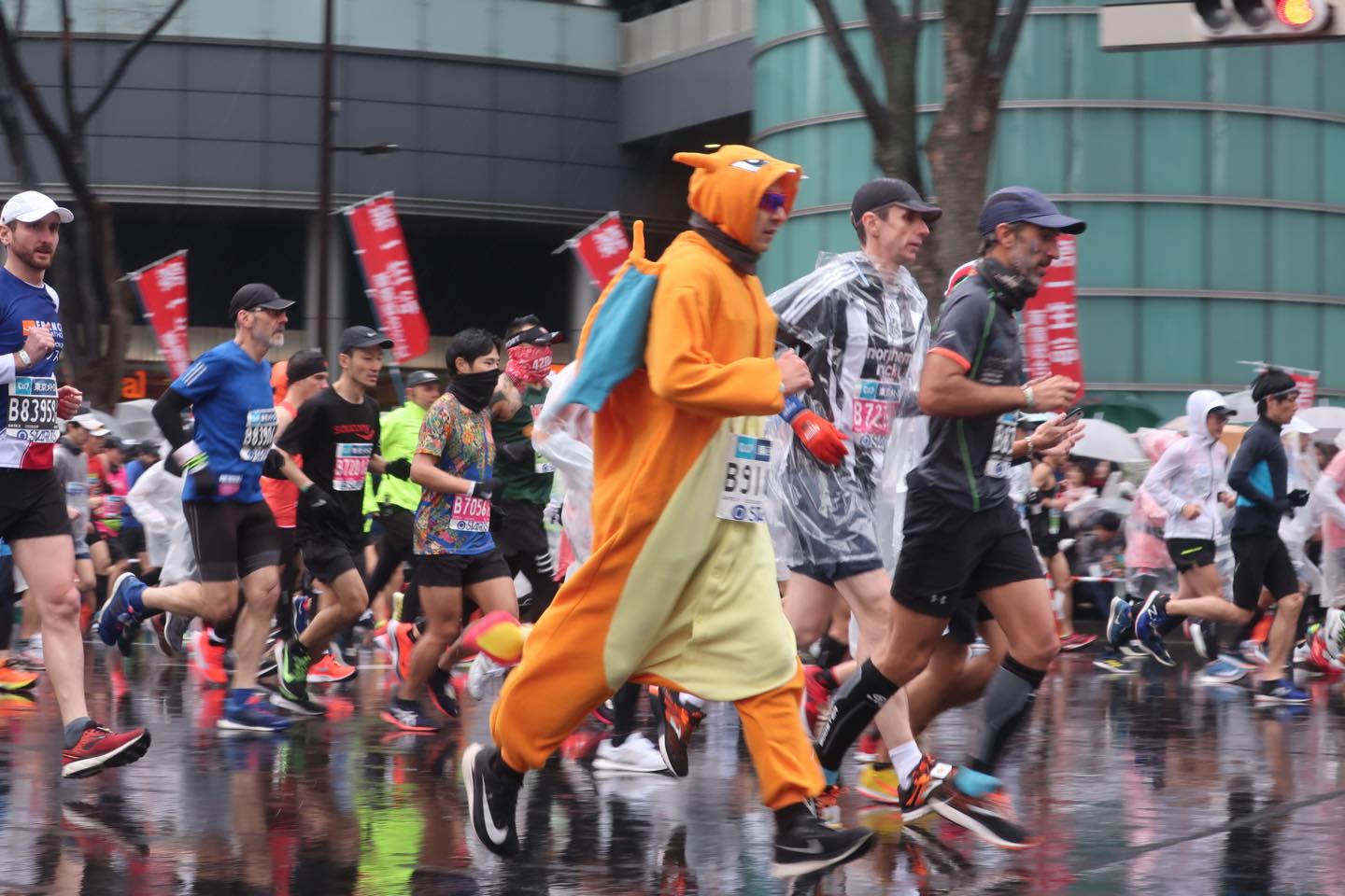 外国人ランナーが非常に多い印象。仮装して走るランナーも、今回は雨で重そうです
