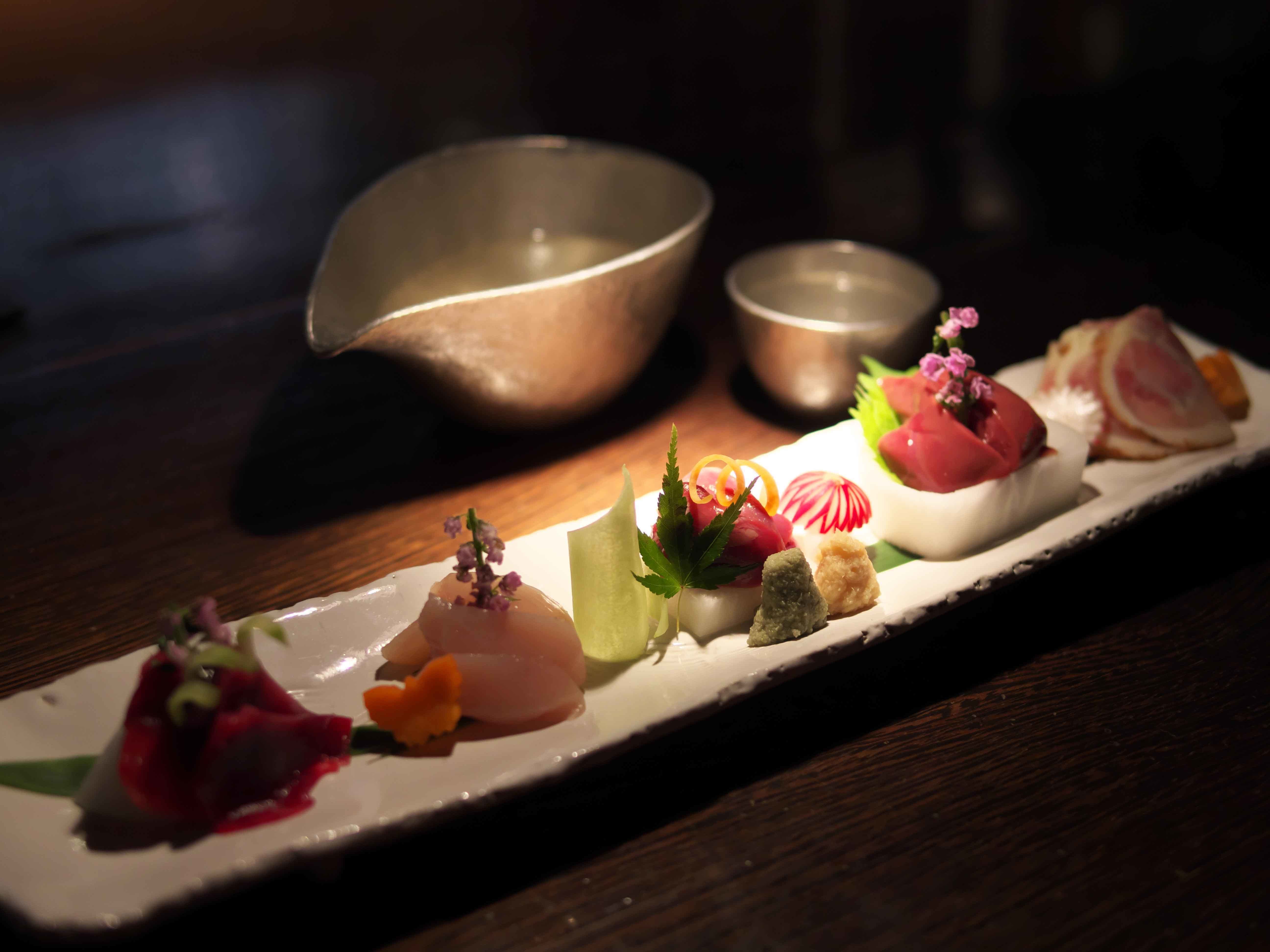 ひとり客には半量でもOKという、人気の鶏刺し盛り合わせ¥2,000。新鮮だからこと感じる味わいと食感の違いを堪能したい。
