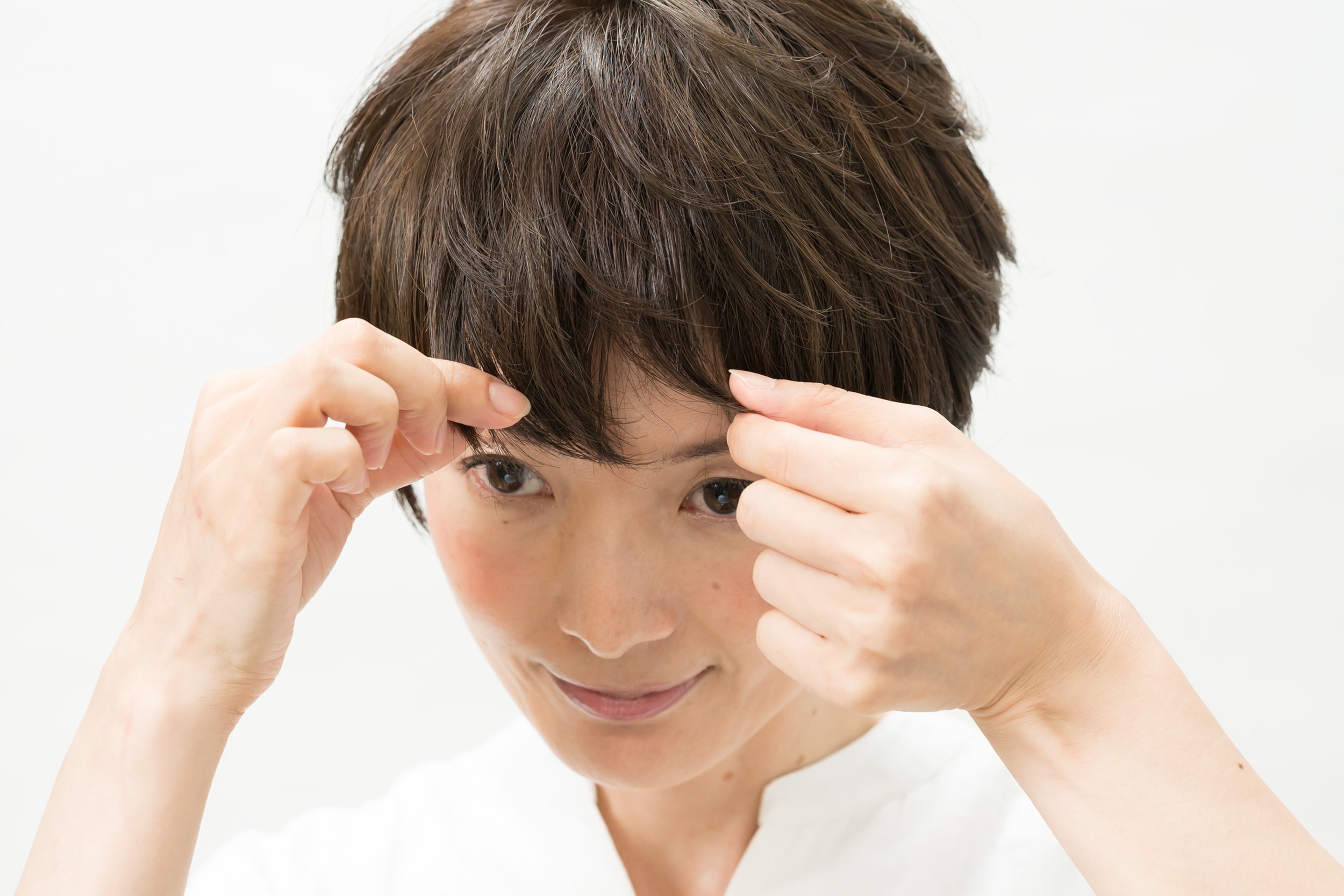 前髪と顔まわりの毛束だけをつまんで整えれば完成。