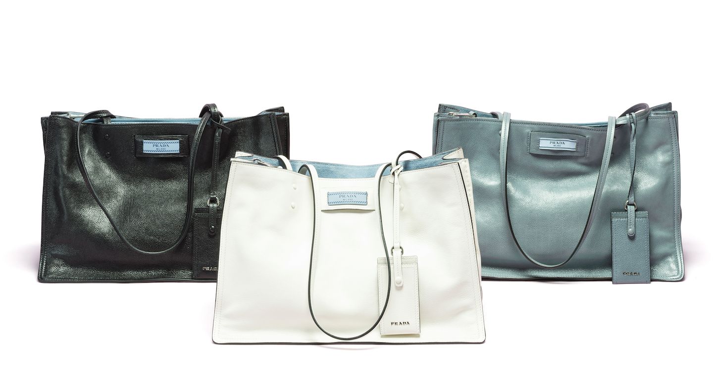 何色にも染まれるシンプルなトートバッグは、荷物の多いキャリア女性にも最適。バッグ 各「プラダ エティケット」(H29,5×W34×D15㎝) ¥230,000(すべて予定価格)