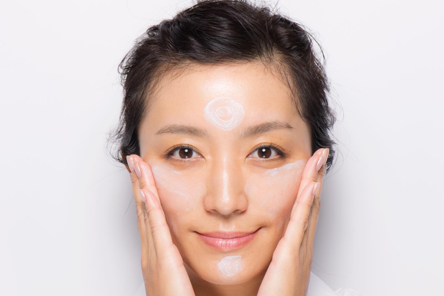 引き上げを意識してのばすと、ヨレることなくピンと張りのある印象に。