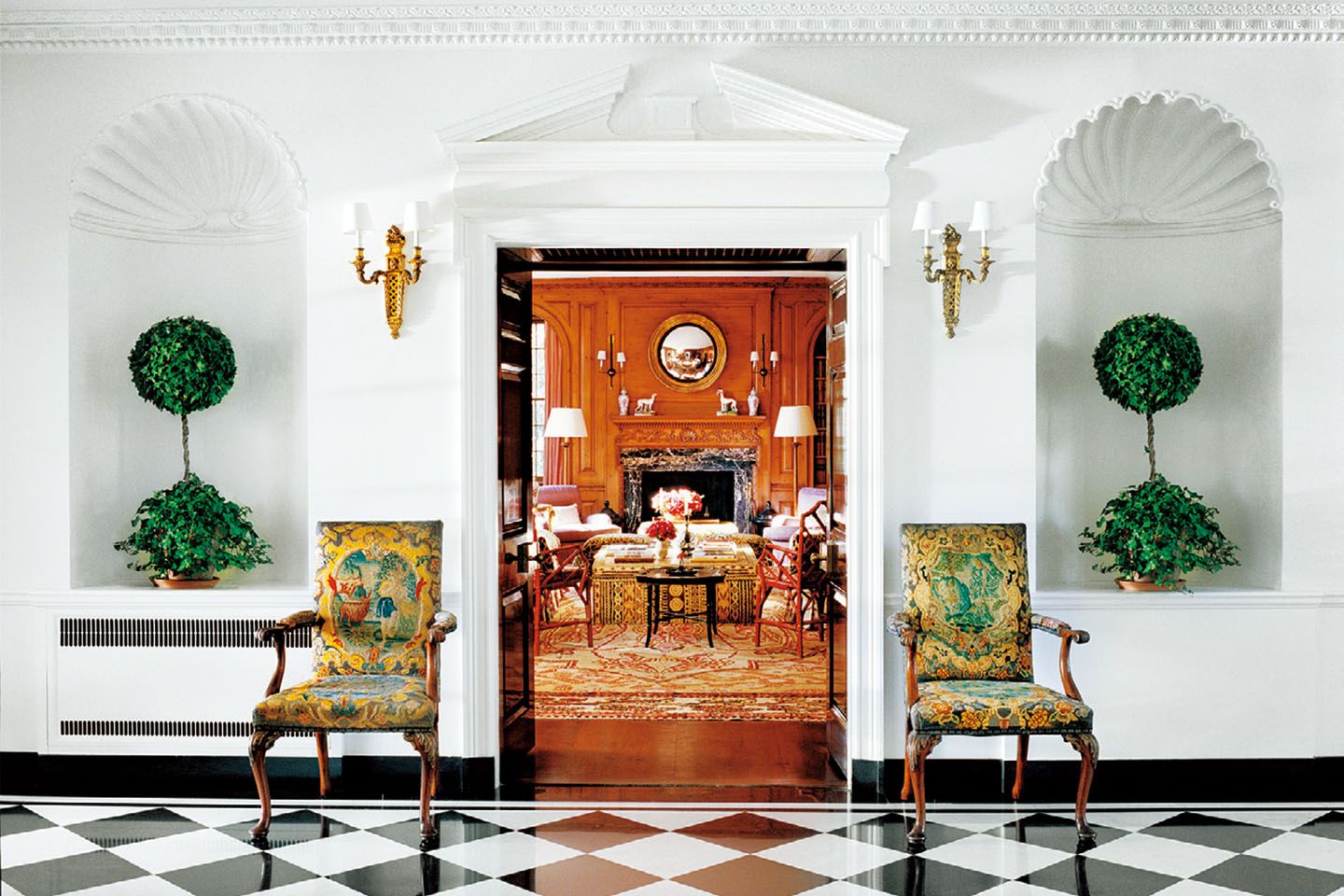 黒と白のチェッカーパターンの床にひと目惚れした玄関ホール。©Francois Halard/Trunk Archive