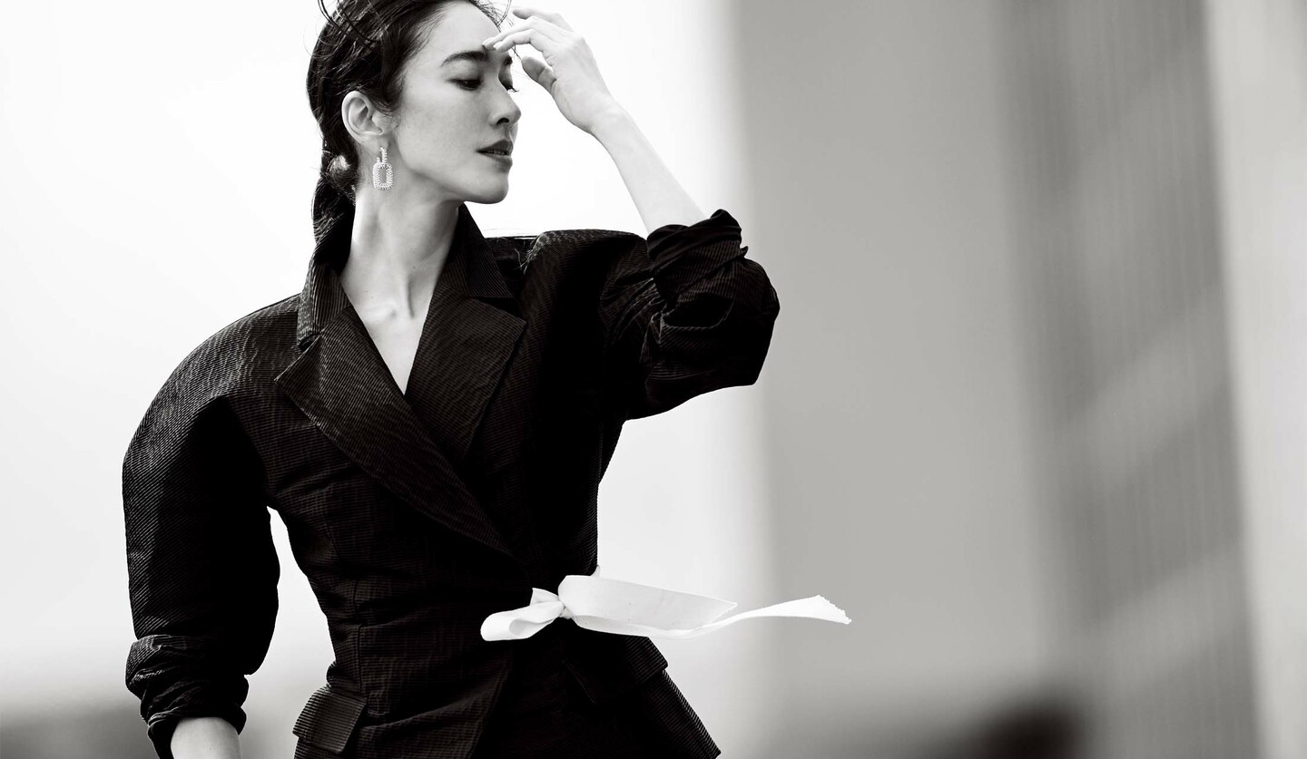 「ランバン」のジャケットを着用したモデルの立野リカさん