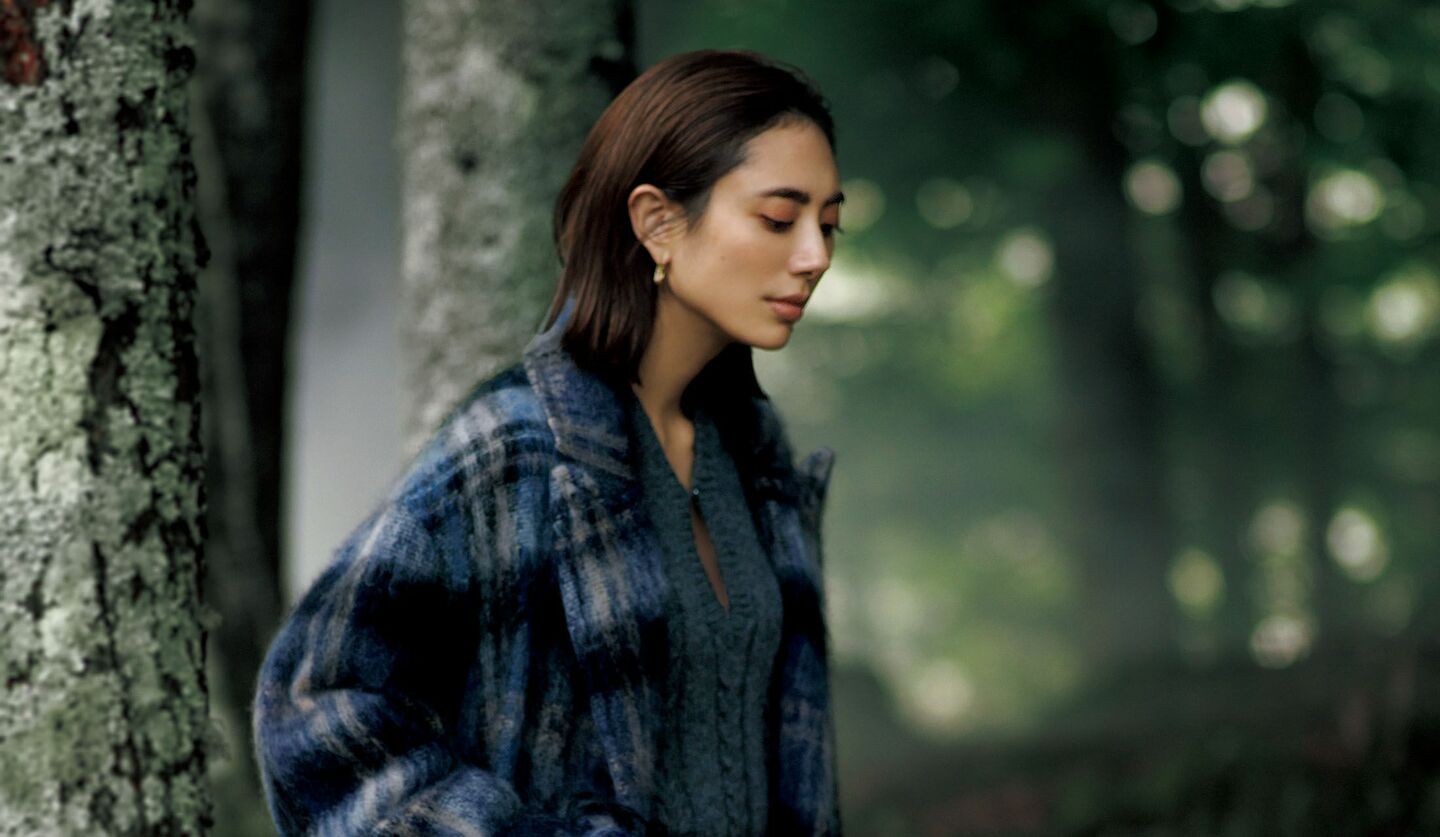 「ロエベ」のウエアを着用したモデルの土屋巴瑞季さん