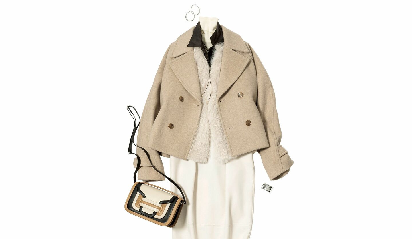 「ニコラ ジェイソン」のコート、「ラクア」のファージレ、「アンビラン」のブラウス、「ポステレガント」のカットソー、「ティーチ」のスカートのコーディネート