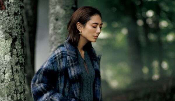 11/15 Sat|「ロエベ」のふんわりとしたブルーチェックのコートが、非日常を過ごす時間にも映えて【365日コーディネート】