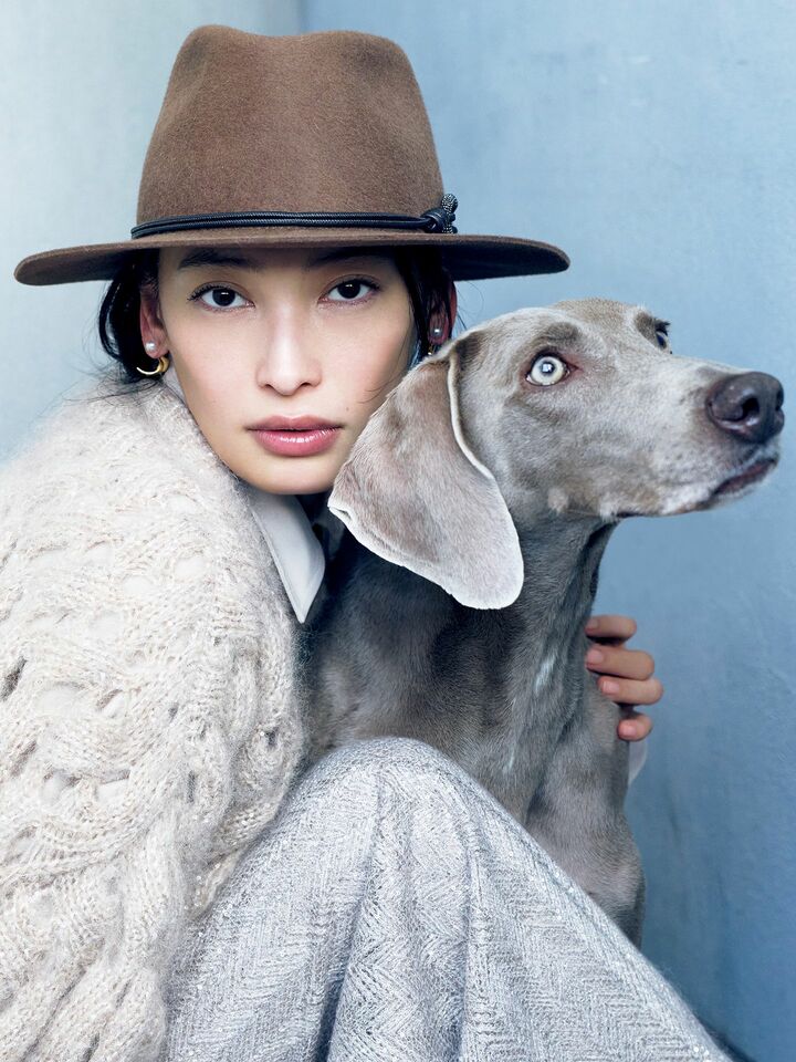 「ブルネロ クチネリ」のウエアを着用したモデルの大政絢さんと犬モデルのガウナ