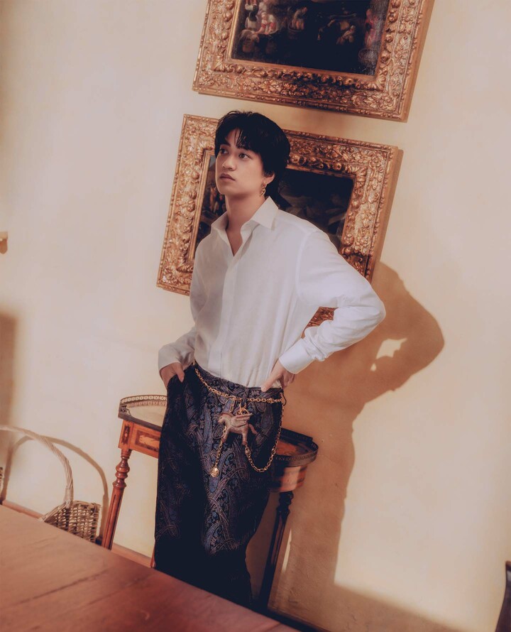 エトロの「2025 ホリデーコレクション」ウエアを纏ったグローバル ブランド アンバサダーを務める高橋海人さん