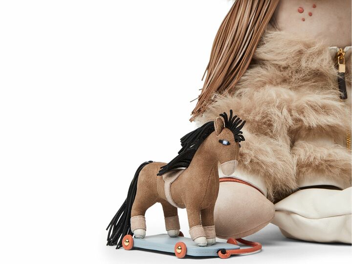 「フェンディ」の『シルヴィア コレクタブル マキシチャーム』