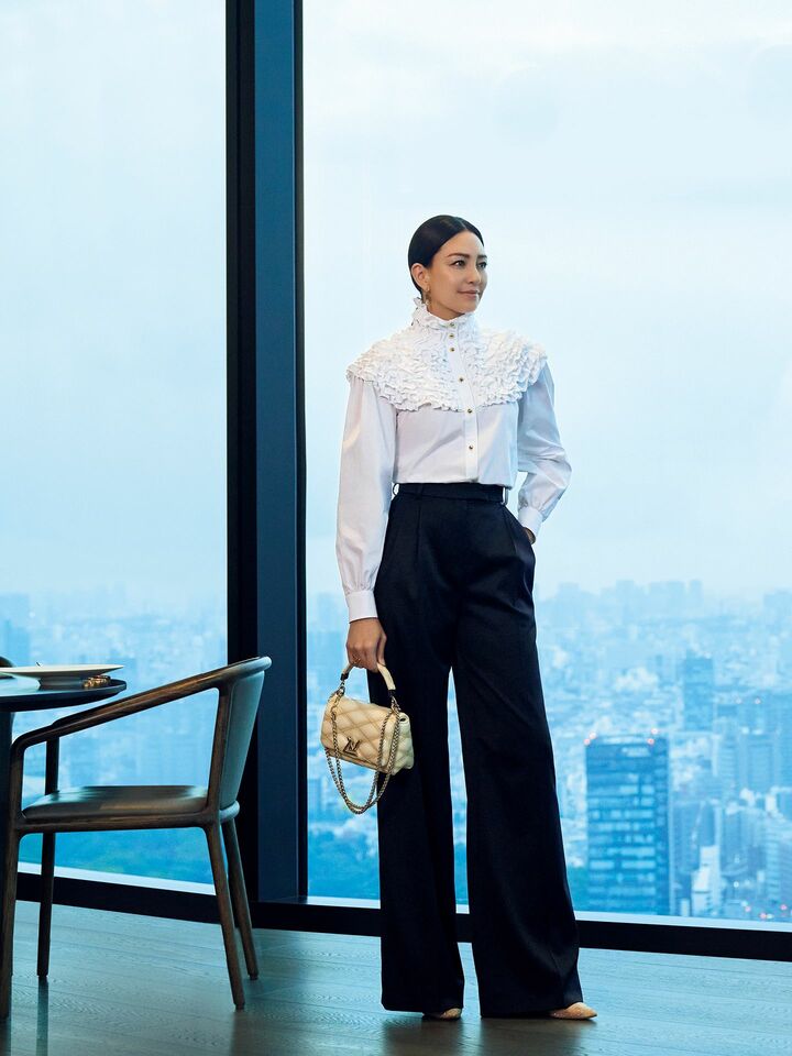 ルイ・ヴィトンのウエアを着用したモデルのRINAさん