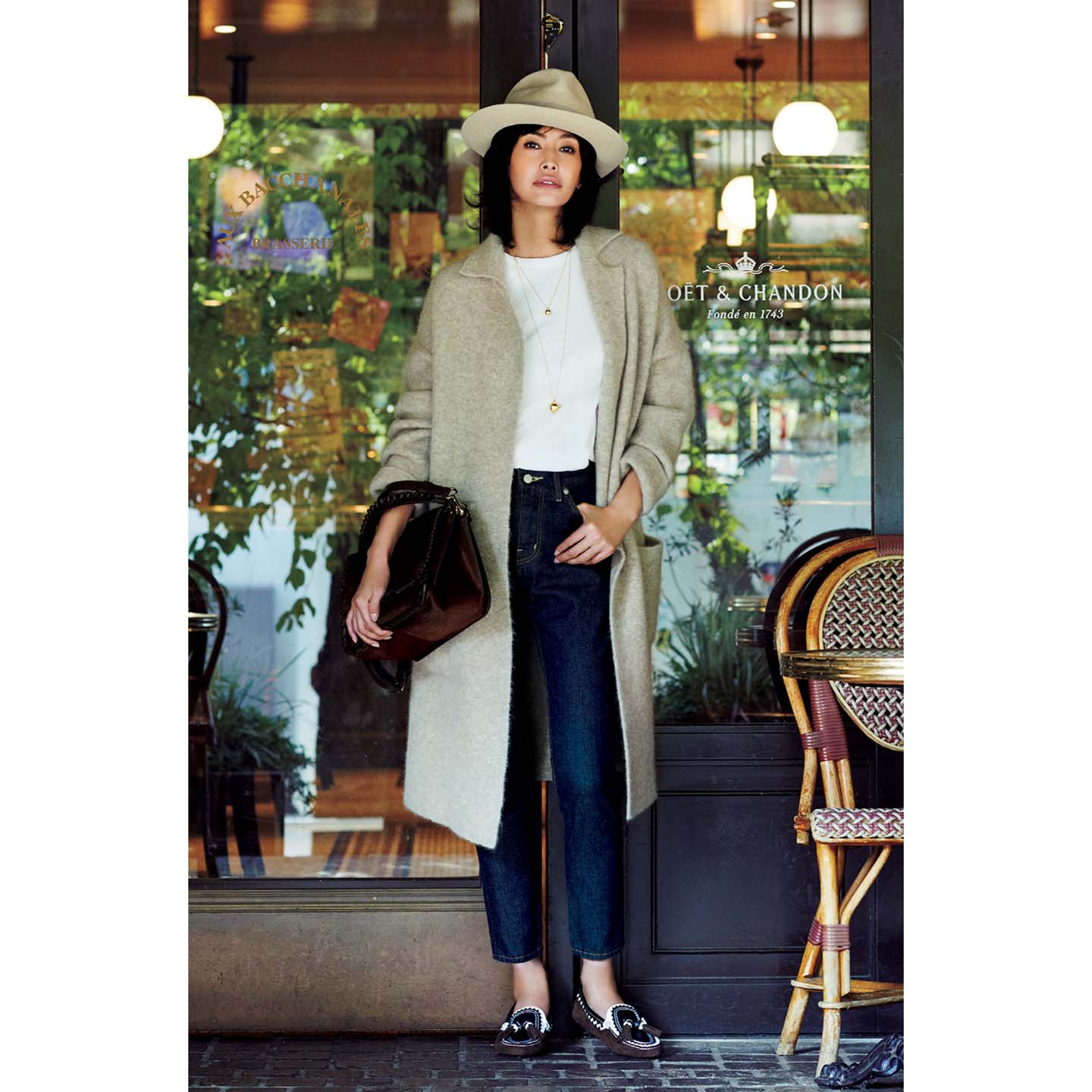 コート(クルチアーニ銀座店〈クルチアーニ〉)、カットソー(コロネット〈エアロン〉)、デニム(showroom SESSION〈サージ〉)、帽子(ADORE〈スーパードゥーパーハッツ〉)、ネックレス〈短〉・〈長〉(ティファニー・アンド・カンパニー・ジャパン・インク)、バッグ・靴(トッズ・ジャパン) 撮影/長山一樹(S-14) BY :『Precious10月号』小学館、2017年