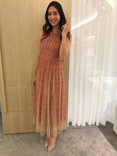 トークショーでも質問されていたこの日の装いは、"アクリス"のドレス・"ブルガリ”のジュエリー・"JIMMY CHOO"のパンプス