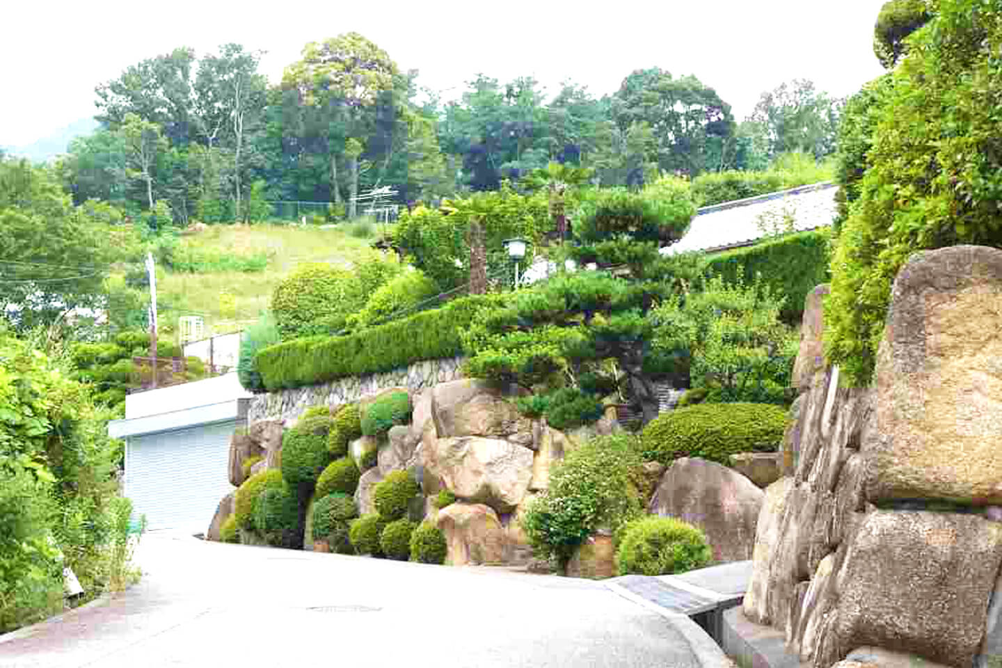 石積みが並ぶ、緑豊かな景観 / 六麓荘町 町内会webサイトより