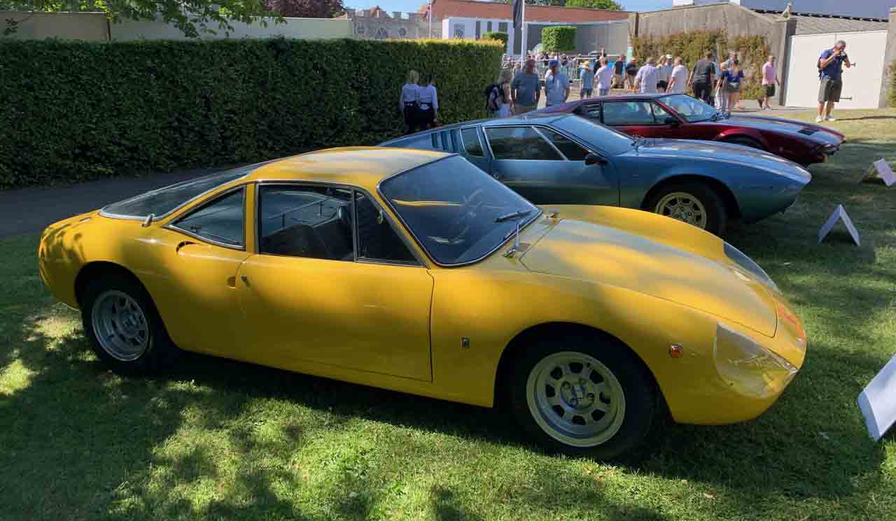 スーパーカー好きには懐かしいデ・トマソ。写真は初の市販モデル、ヴァレルンガ(手前)。