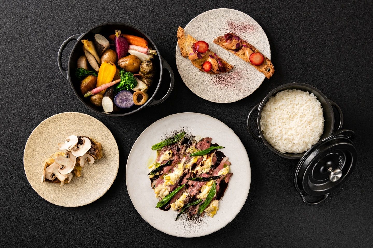 旬の食材を楽しめるディナーコース。「愛知鴨の薪火のロースト」全7品¥5,500