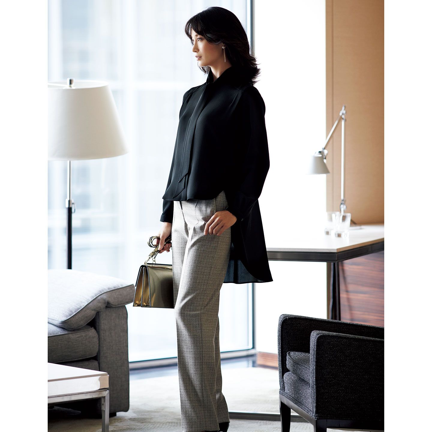 ブラウス¥330,000・パンツ¥165,000・ピアス¥330,000・バッグ¥340,000(ジョルジオ アルマーニ ジャパン〈ジョルジオ アルマーニ〉)