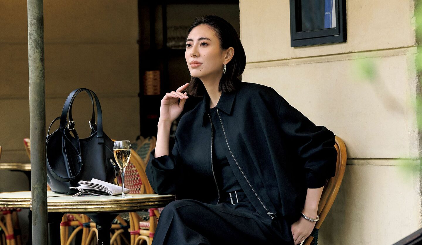 「ロエベ」のウエアを着用したモデルの土屋巴瑞季さん