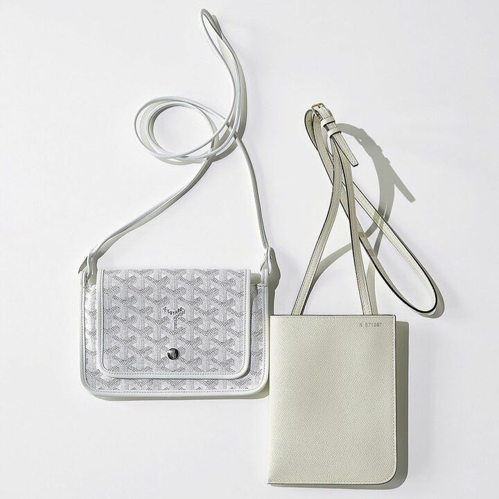 左／中は、中央のファスナー付きポケットで2層にセパレート。『プリュメ ポーチウォレット』［縦14×横20.5×マチ2.5cm］￥173,800（ゴヤール ジャパン）、右／シンプルなホルダー状のつくりに、上質なソフトカーフスキンが映える。［縦14×横8㎝］￥128,700（ヴァレクストラ ジャパン） 