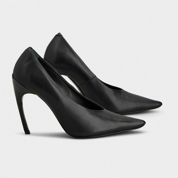 靴「ショック パンプス」￥141,900【ヒール高：10cm、素材：ラムスキン、色：ブラック】