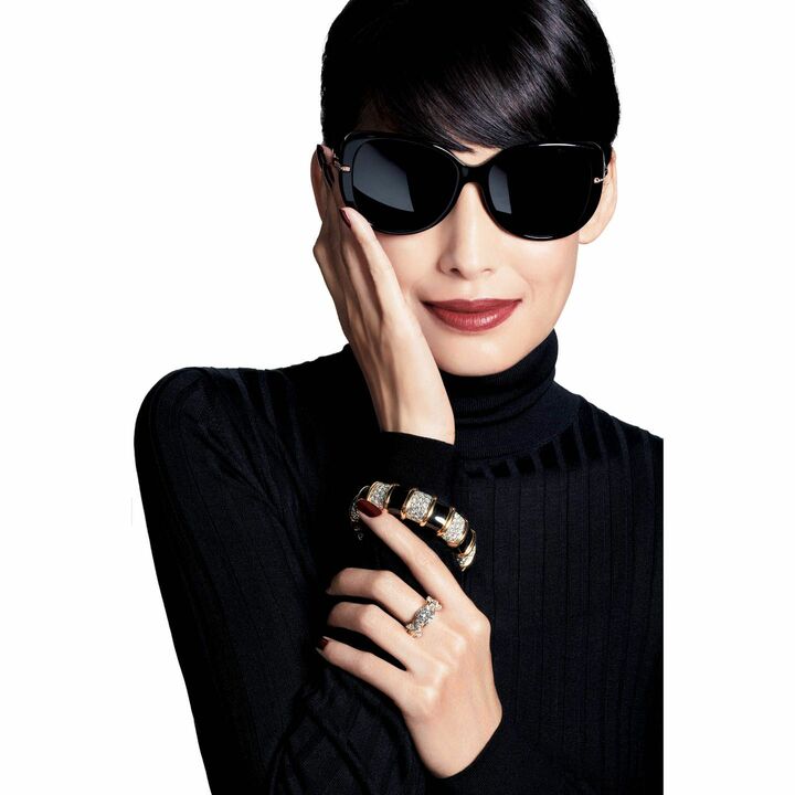 バングル『エナメル バングル』［YG×PT×ダイヤモンド×エナメル］￥21,650,000／予定価格・リング［YG×PT×ダイヤモンド］￥10,900,000／予定価格（ティファニー・アンド・カンパニー・ジャパン・インク）、ニット￥38,000（ストラスブルゴ〈アリクアム〉）、サングラス￥49,000（ティファニー アイウェア事業部）