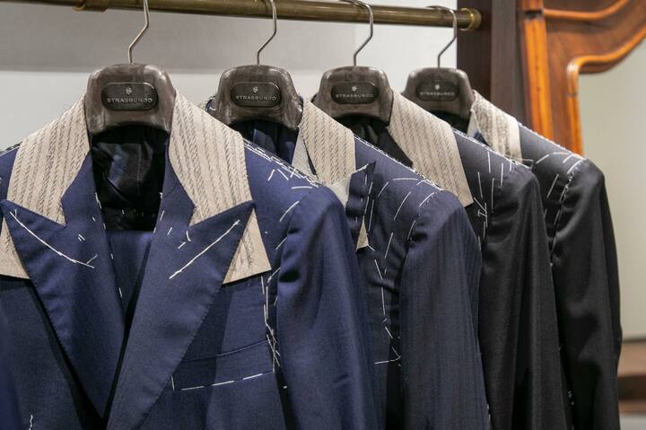 中縫いを控えたスーツ。肩のラインや胸周りの美しさは、すでに表現されている。