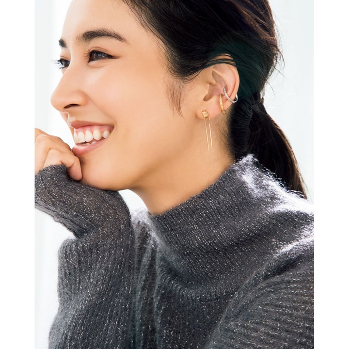 上から／イヤーカフ［WG×ダイヤモンド］￥148,000・イヤーカフ［YG×ダイヤモンド×エメラルド］￥360,000・チェーンピアス［YG］￥32,000／すべて片耳価格（ヒロタカ 表参道ヒルズ）　ニット￥34,000（ストックマン〈オットダム〉）