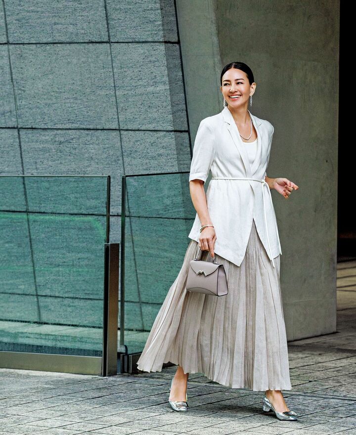 ベージュワントーンのコーディネートを着用したモデルのRINAさん