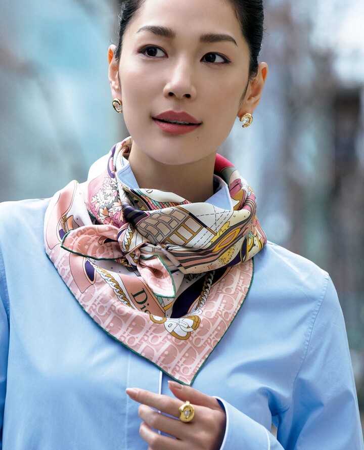 スカーフを着用したモデルの大塚まゆかさん