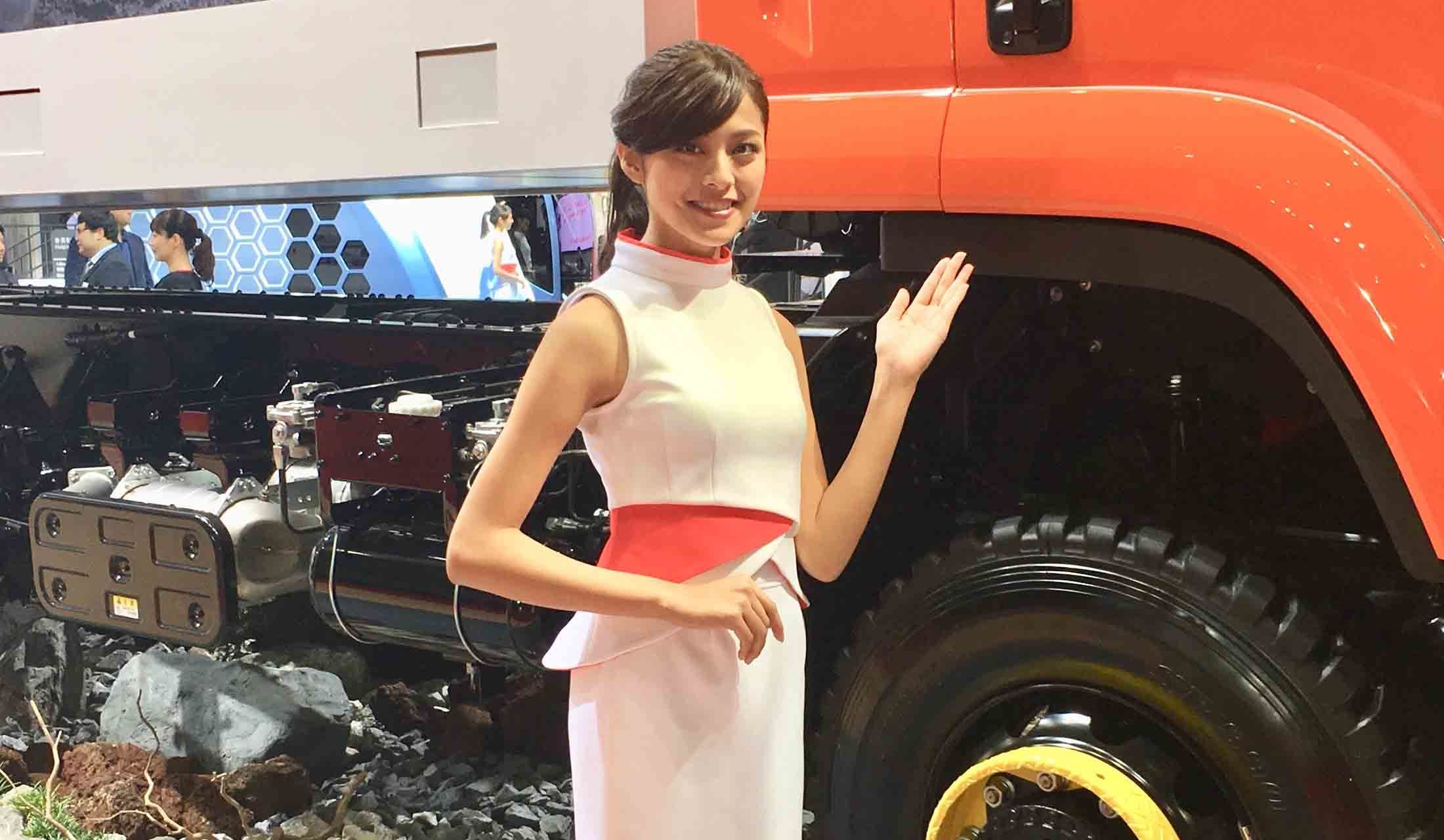 いすゞブースにて。男の「はたらくクルマ」を、美しく伸びた手でPR。