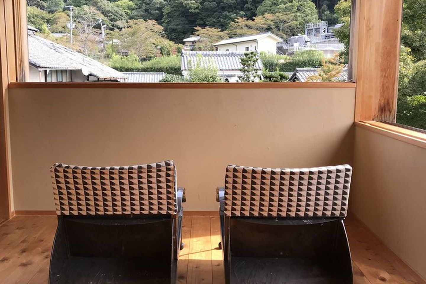 2階の特別室は、ヴィンテージのデザインチェアに座った位置から見える光景が最も美しいバランスになるように窓が取られています。