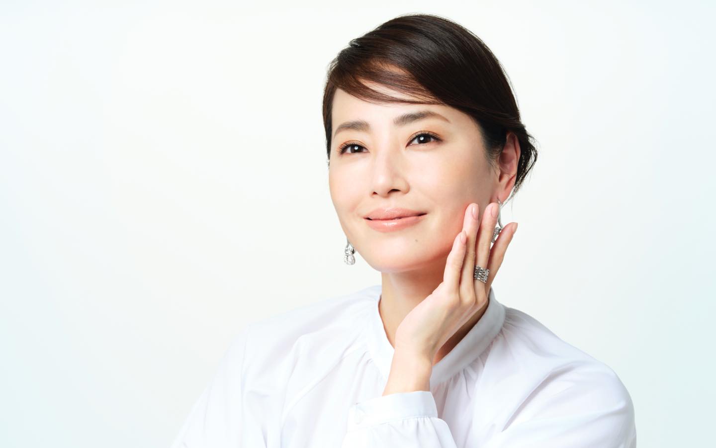 ブラウス¥95,000(チェルキ〈ステファノ〉) ピアス¥43,000(ウノアエレ ジャパン〈ウノアエレシルバーコレクション〉)ネックレス ショート¥140,000・ロング¥125,000・リング¥55,000(すべて ウノアエレ ジャパン〈ウノアエレ〉)